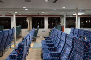 フェリーの船内