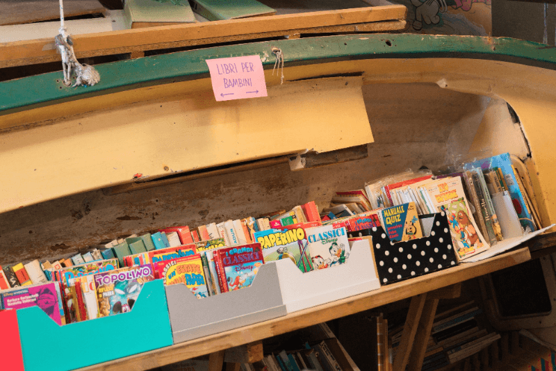 Libreria Acqua Altaの本棚