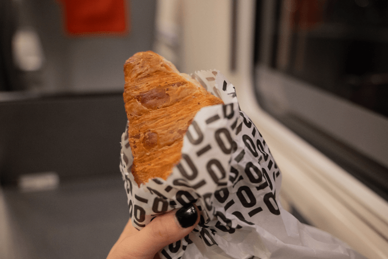 朝食のクロワッサン